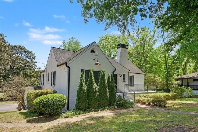 Building Photo - 2352 2nd Ave