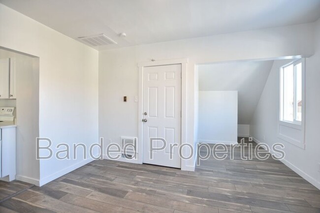 Building Photo - 627 23rd St