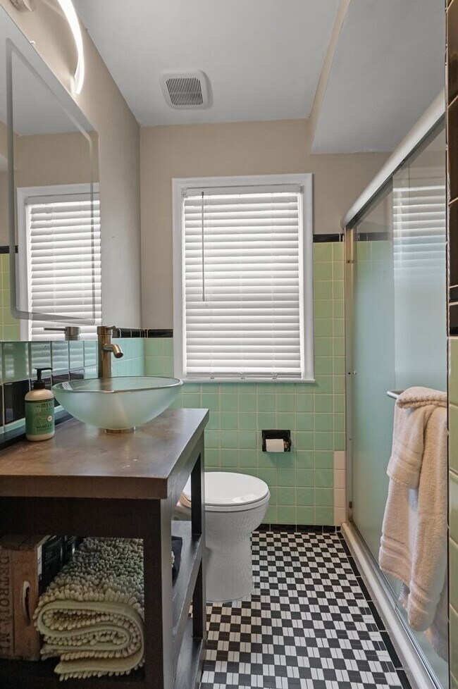 Building Photo - Charming 3-Bedroom Home with Finished Basement in Royal Oak