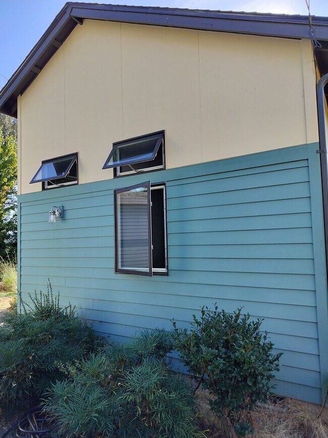 Building Photo - 16261 SE Sun Ave