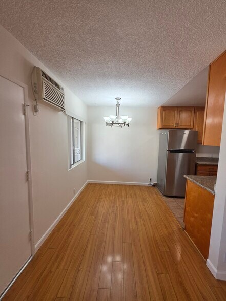 Building Photo - 620 W Lexington Dr