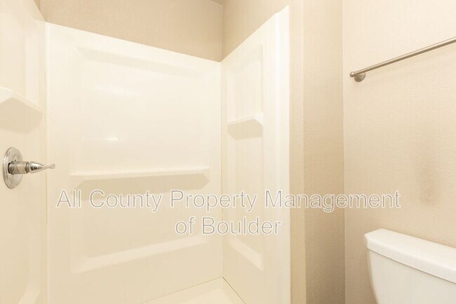 Building Photo - 695 Manhattan Dr