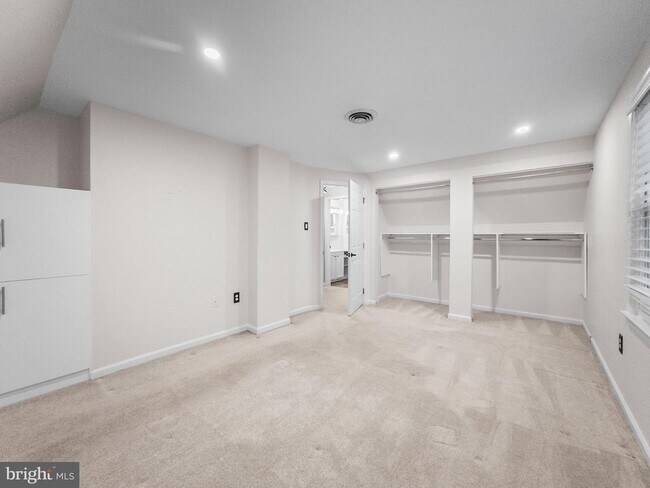 Building Photo - 6586 Hemlock Point Rd