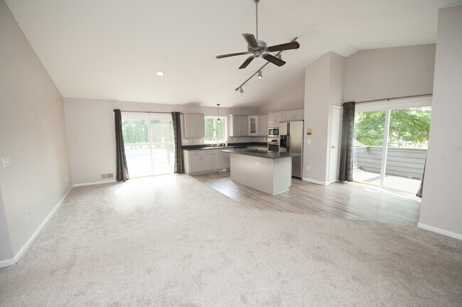 Open Concept. Kitchen and dining area - 260 Hogan Rd