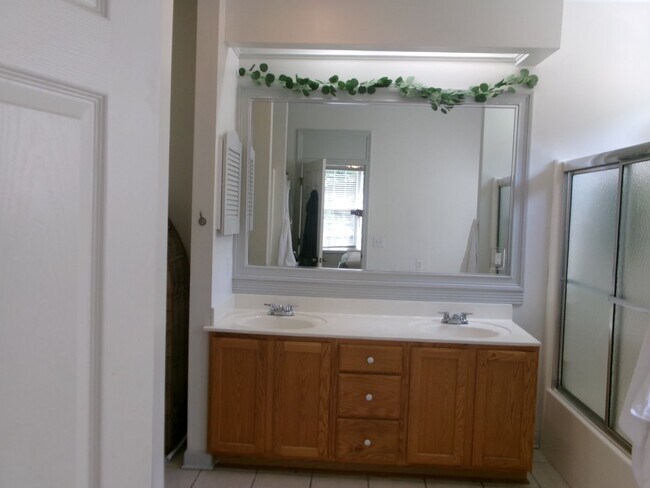 Building Photo - Walk to the Ocean from this 3 bedroom, 2.5...