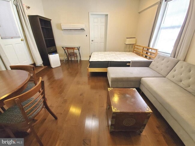 Building Photo - 600 S Washington St