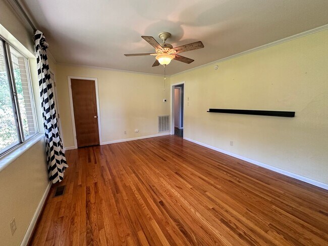 Building Photo - Exclusively Offered By Muse Realty Rentals...
