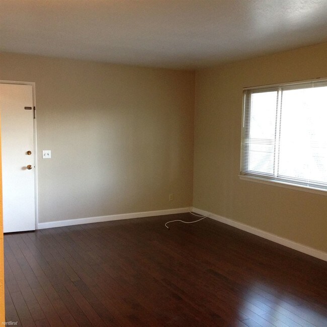 Building Photo - 660 Roble Ave