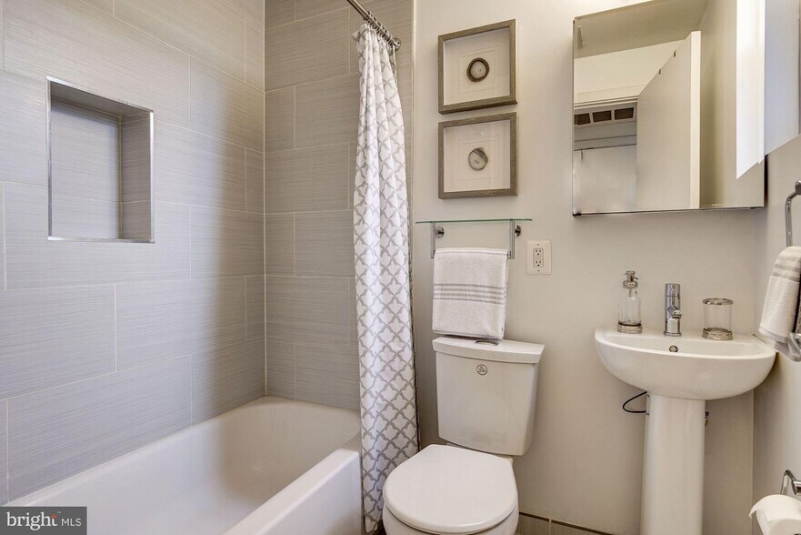 Building Photo - 809 Otis Pl NW