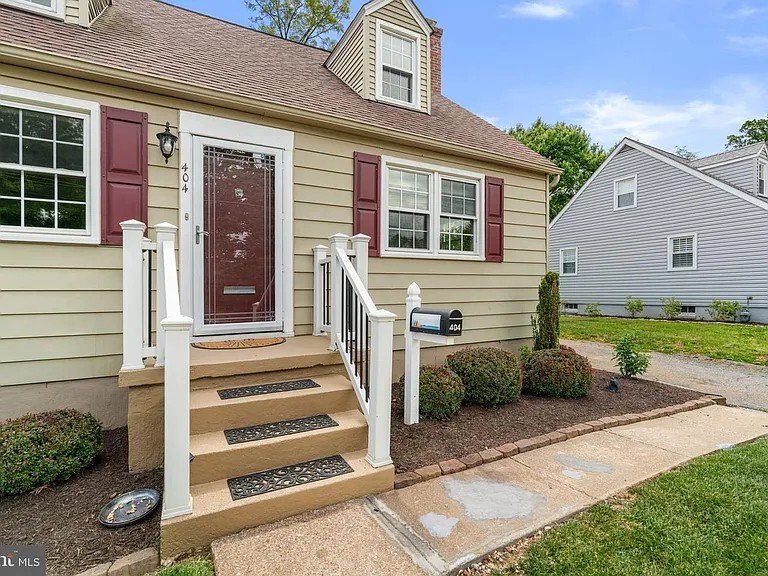 Building Photo - 404 Forest Ln