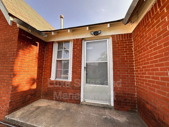 Building Photo - 503 N Baumann Ave