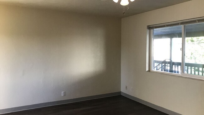 Building Photo - (DUP) Large Studio Apartment - Upgraded Plank Flooring, Large Closets, Top Floor Unit!!