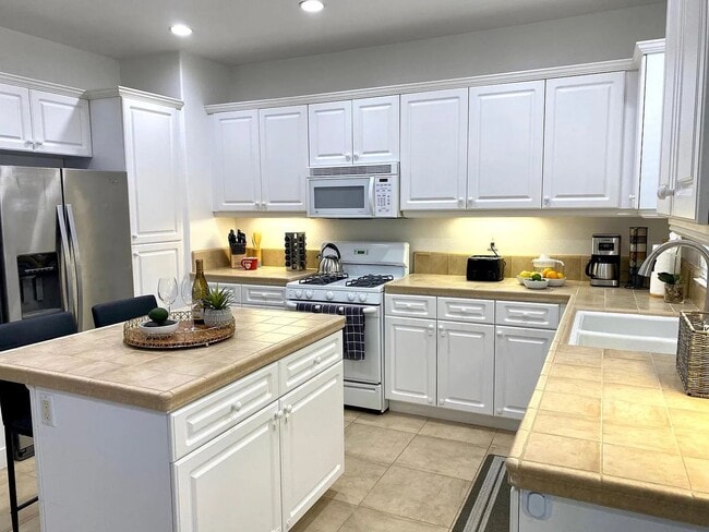 Building Photo - Classy Single Family Home Conviently located - Easy drive to Pendelton or Miramar - Nice family n...