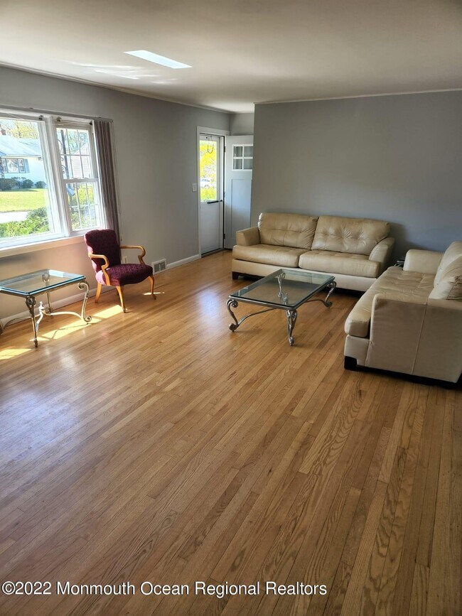 Building Photo - 220 Highwood Rd