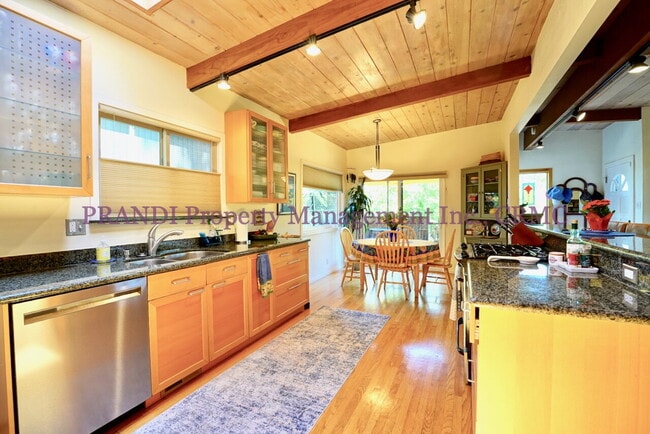Building Photo - Quality San Anselmo Home Near Parks and Sc...