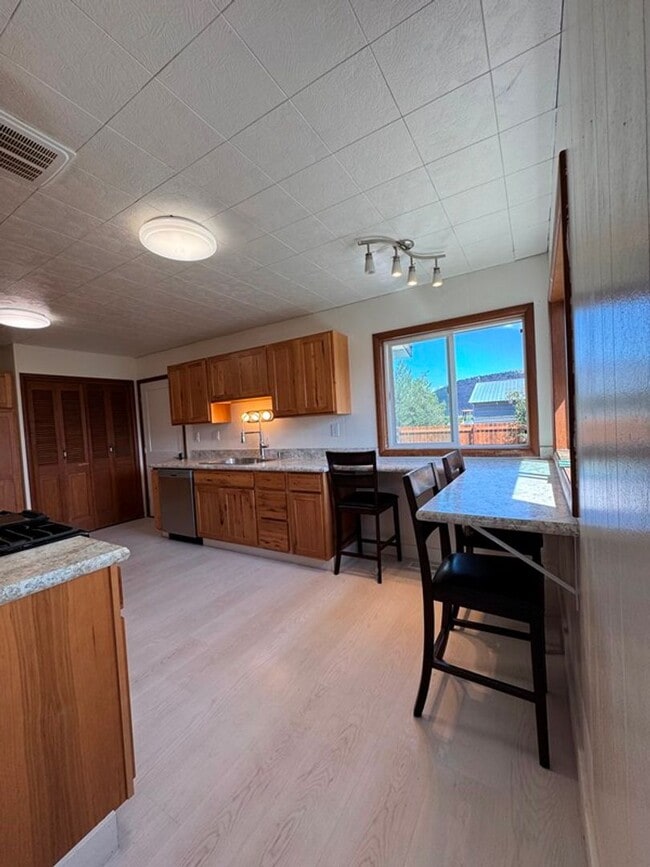 Building Photo - 4 Bedroom House in Henley School District