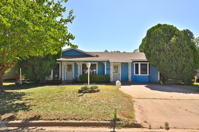 Primary Photo - 3 bed/1.5 bath, 2 living home