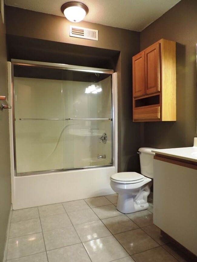 Building Photo - $1,200 | 2 Bedroom, 1 Bathroom Condo | No ...