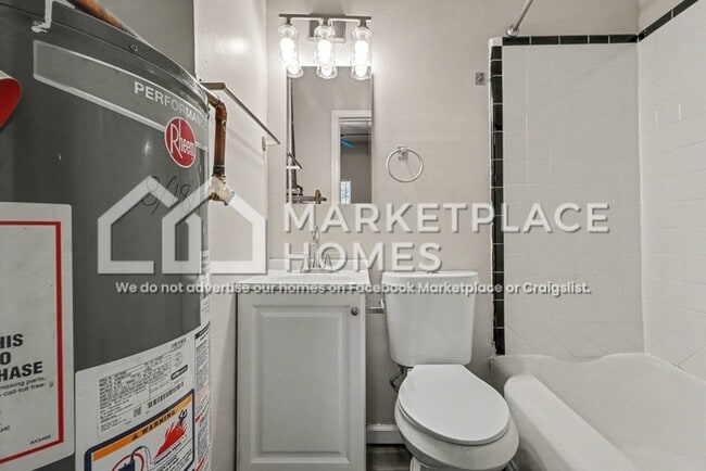 Building Photo - 876 Custer St