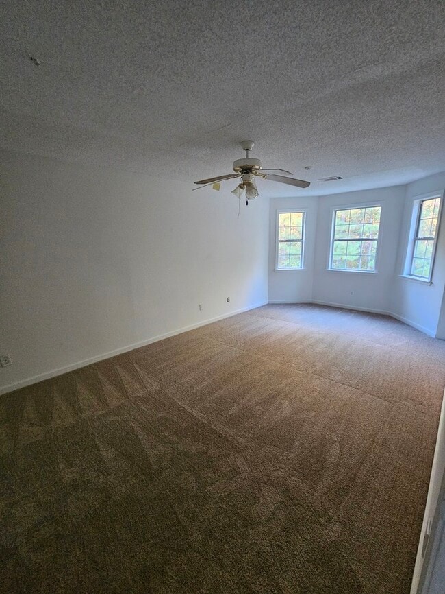 Building Photo - Town Home For Rent