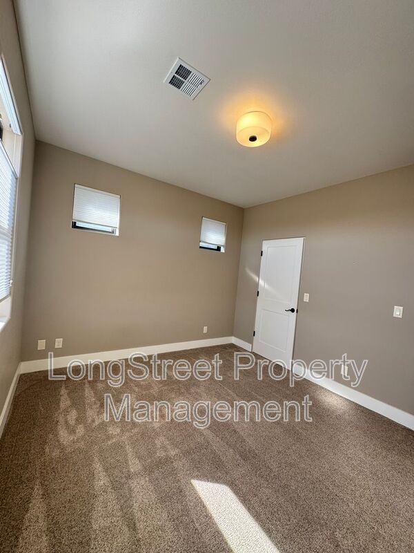 Building Photo - 3445 SW Buckeye Pl