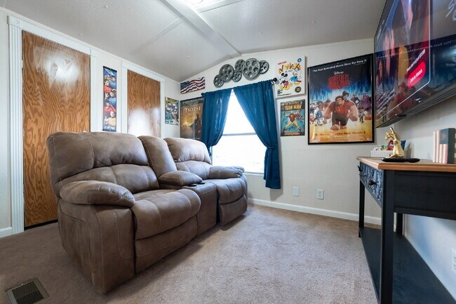 Building Photo - 1 Bedroom/Bath with Included Movie Room - Fully Furnished