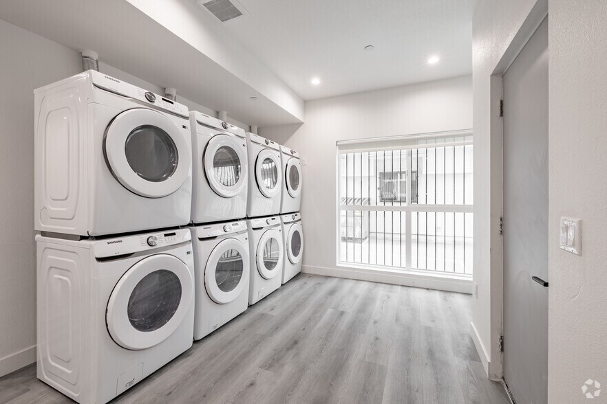 21BR, 15BA - 4,450SF - Laundry - 1360 West 35th St