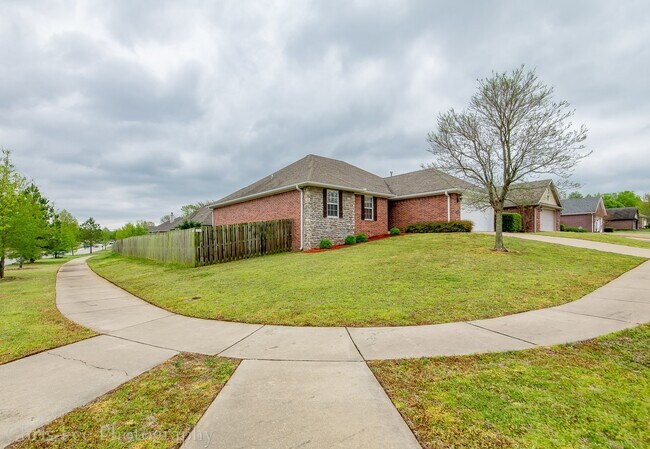 Building Photo - Spacious 3 Bedroom Home on Corner Lot! Must See!