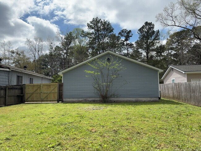 Building Photo - 227 Challedon Dr