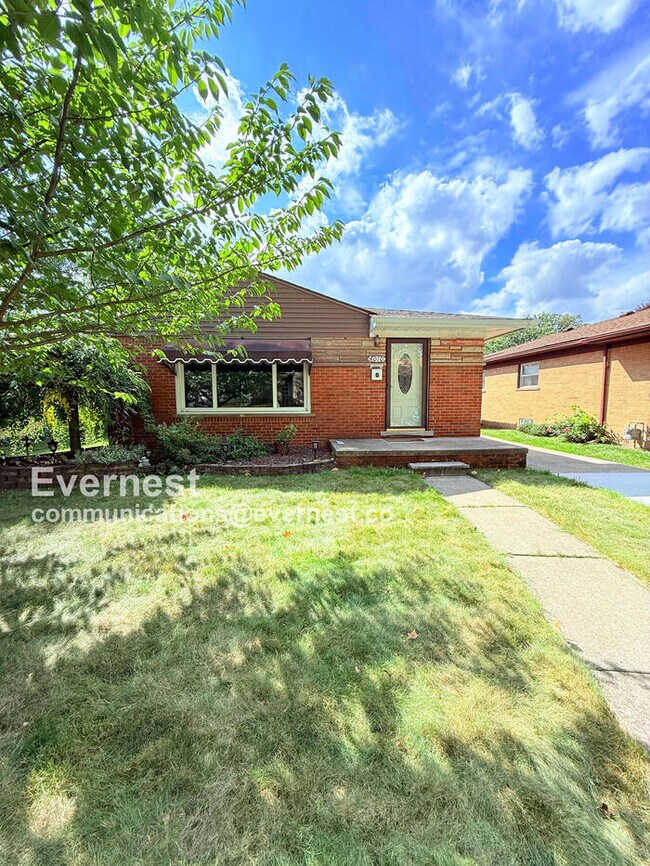 Building Photo - W/D Included! Single-Family Home w/ Centra...