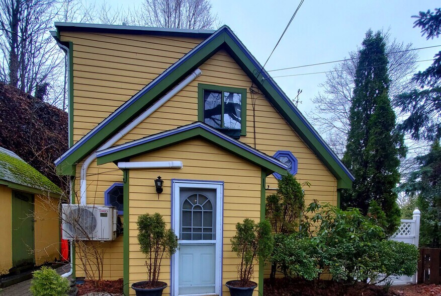 Main entrance - 191 Elliot St