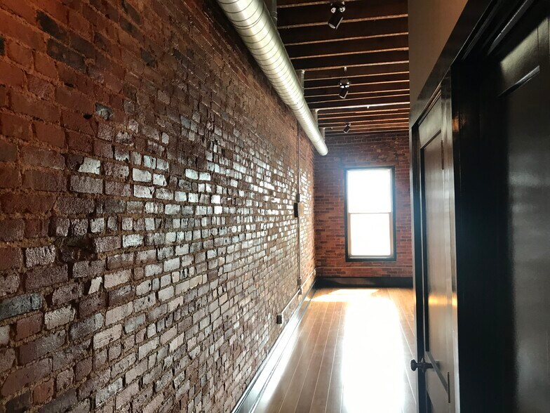 Building Photo - 426 Main St