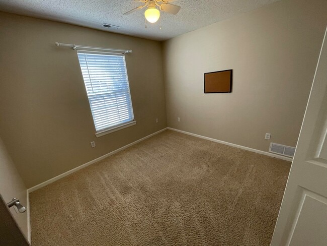 Building Photo - 1212 Fox Run Dr