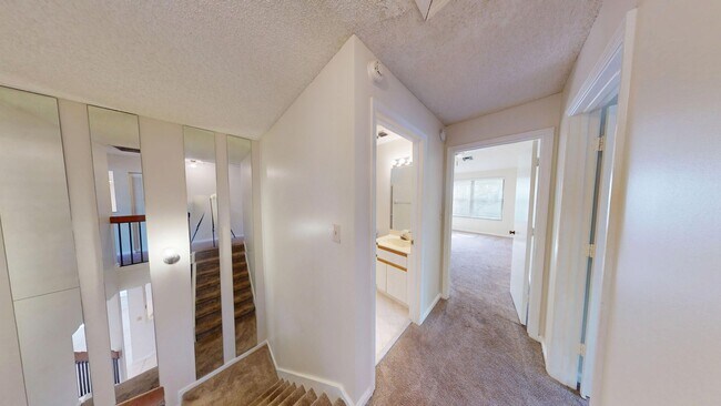 Building Photo - Spacious 3Bed/2.5Bath/Garage Home in Via Verde