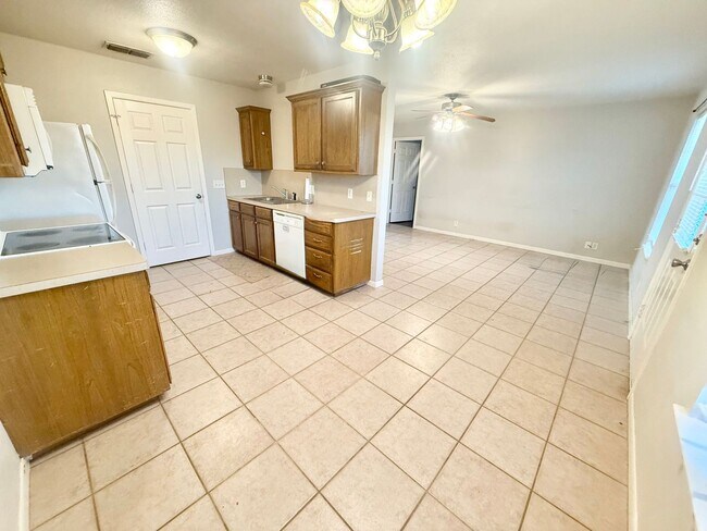 Building Photo - Spacious 2-bed/2-bath!