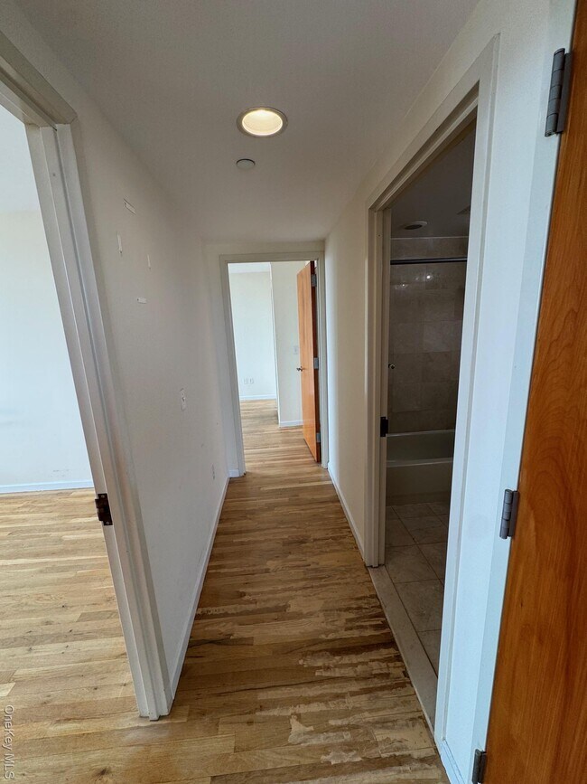 Building Photo - 116-24 Grosvenor Ln