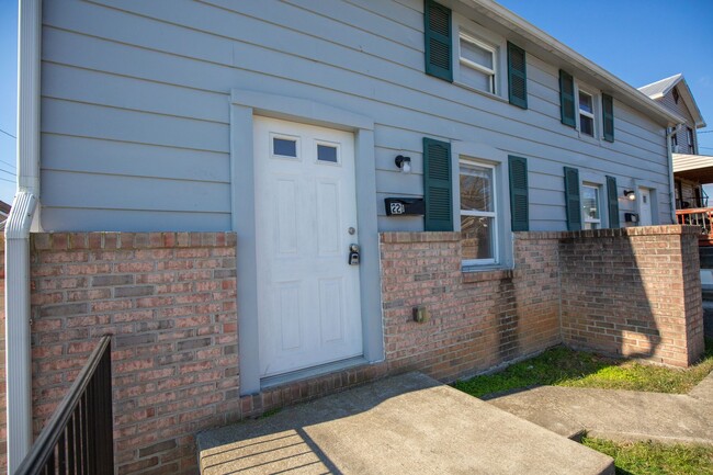 Building Photo - 3 bedroom, 1 full/1 half bath, Duplex in C...