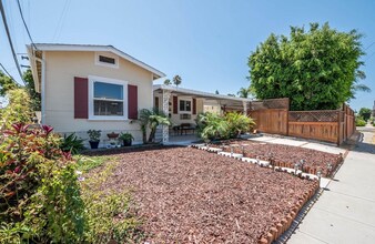 Building Photo - This 1bed/1bath bungalow comes with a BONU...