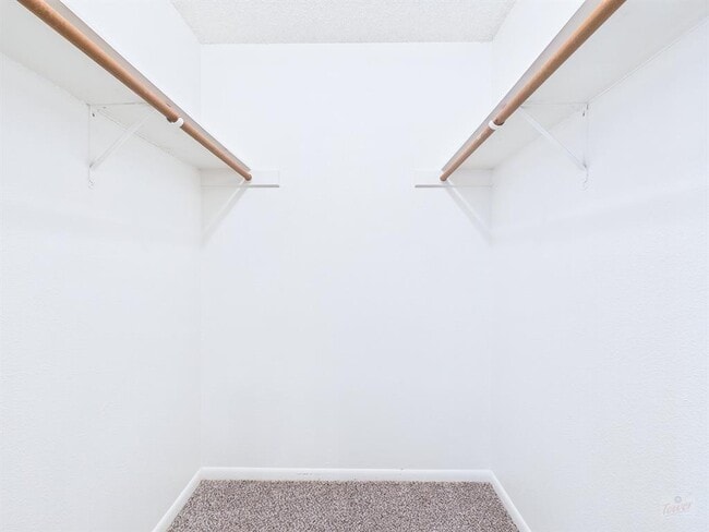 Building Photo - 8502 Lyndon Ln