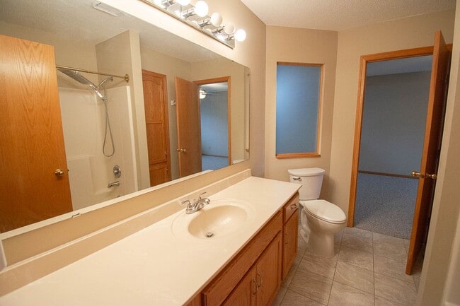 Building Photo - Bright Townhome with Fireplace & Nature Views