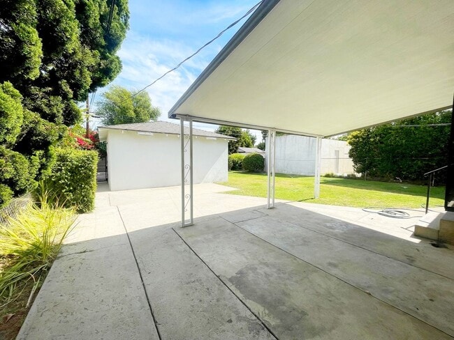 Building Photo - Beautiful Apartment in Small Duplex