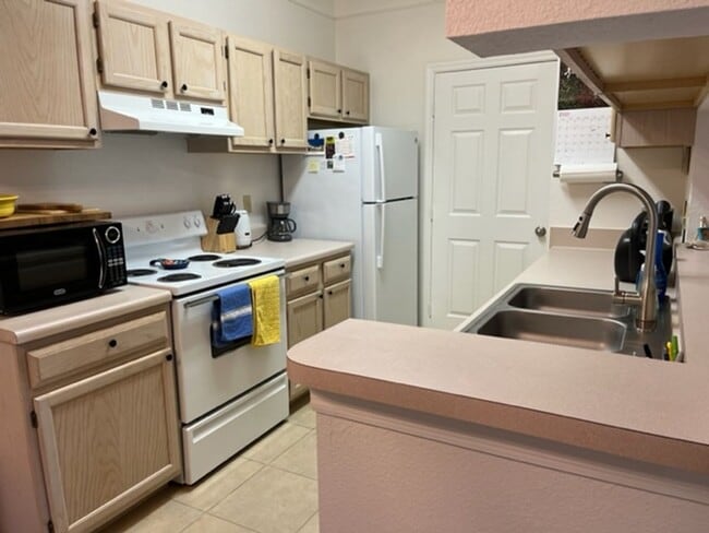 Building Photo - 1 Bedroom + Den Condo in Royal Greens at G...