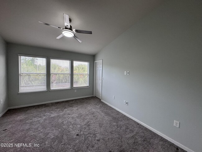 Building Photo - 6881 Roundleaf Dr