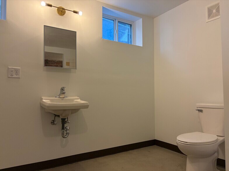 Building Photo - 1530 S 4th St