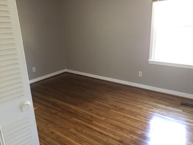 Building Photo - 897 Twin Lake Dr NE