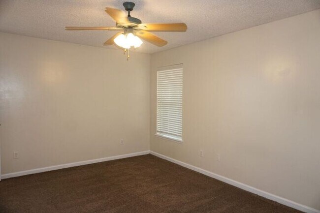 Building Photo - 3 Bedroom Home With Garage