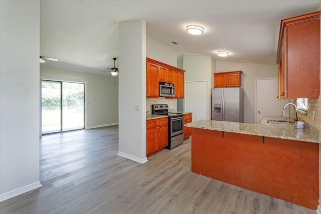 Building Photo - Gorgeous Single Family