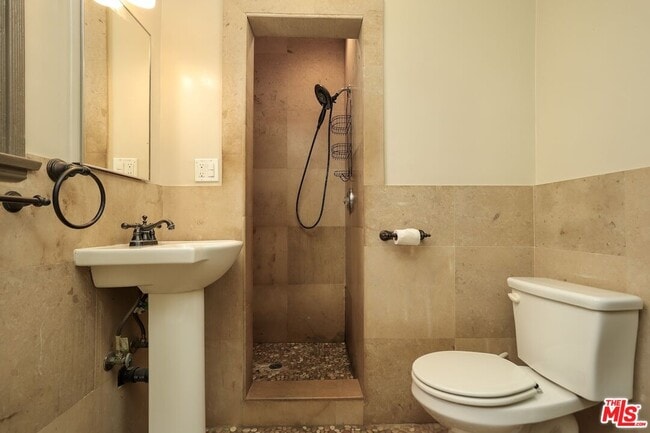 Building Photo - 2587 S Westgate Ave