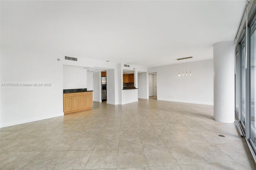 Building Photo - 2025 Brickell Ave