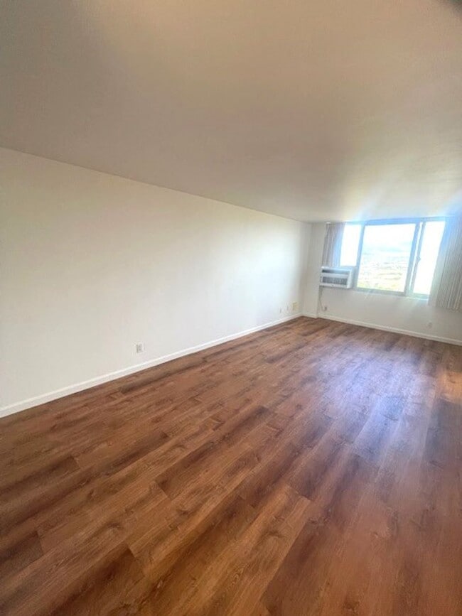 Building Photo - Renovated Studio / 1 Bath in Century Park Plaza